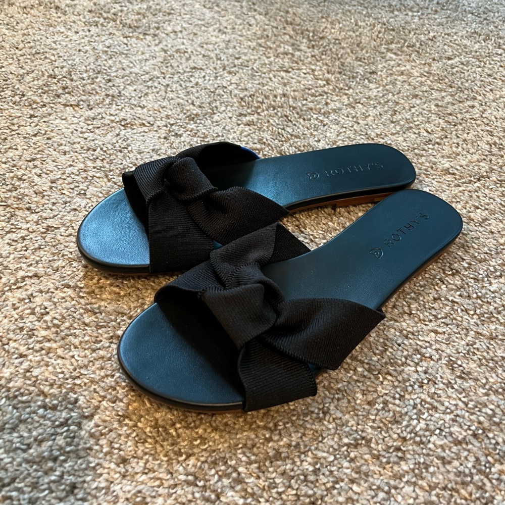 Black Rothy’s sandals